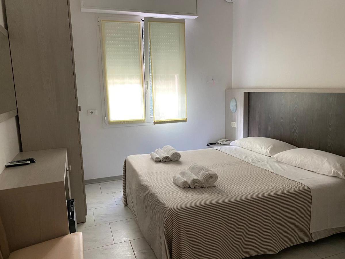 Hotel Chery Milano Marittima Bagian luar foto