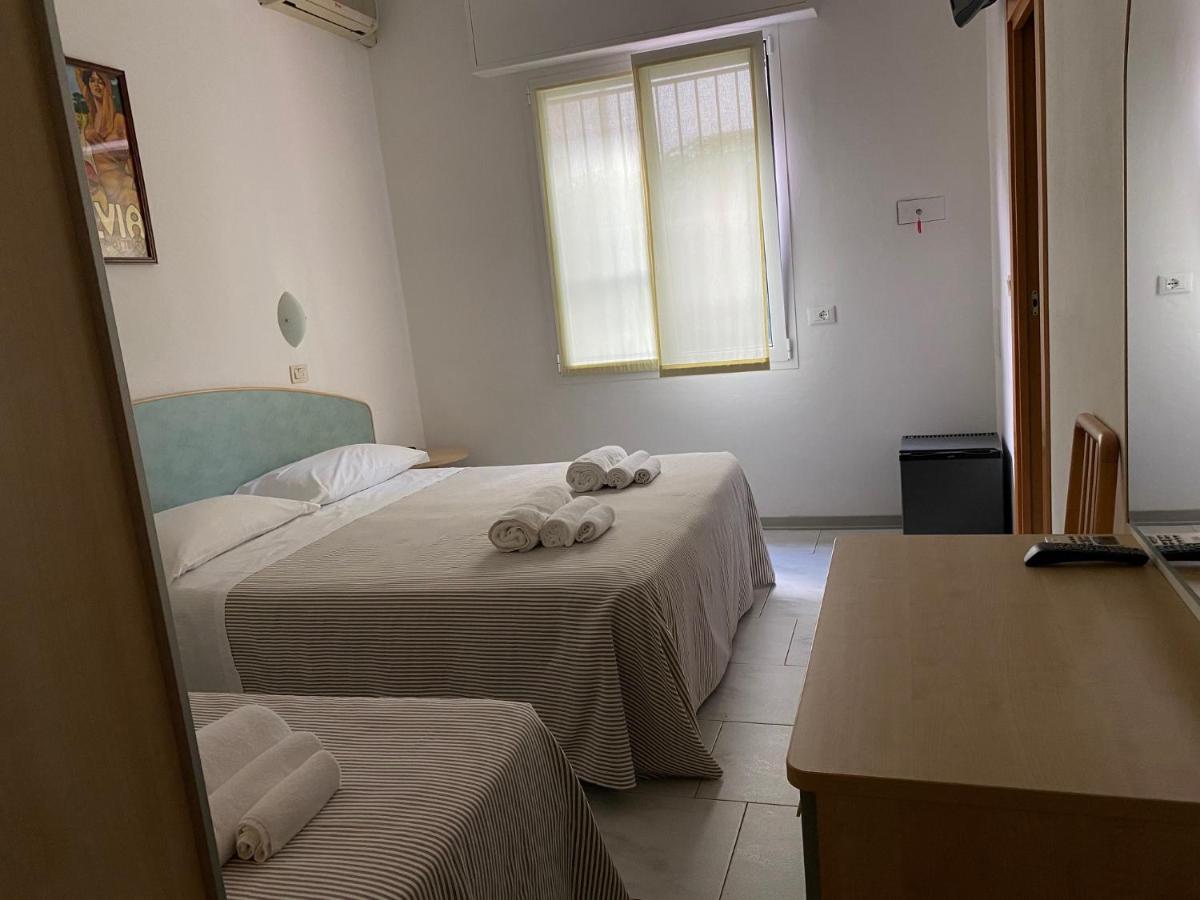 Hotel Chery Milano Marittima Bagian luar foto