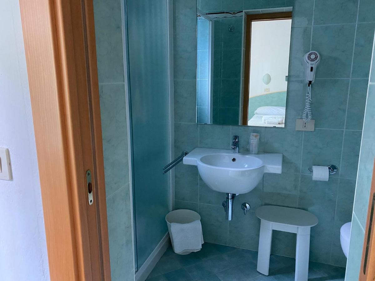 Hotel Chery Milano Marittima Bagian luar foto