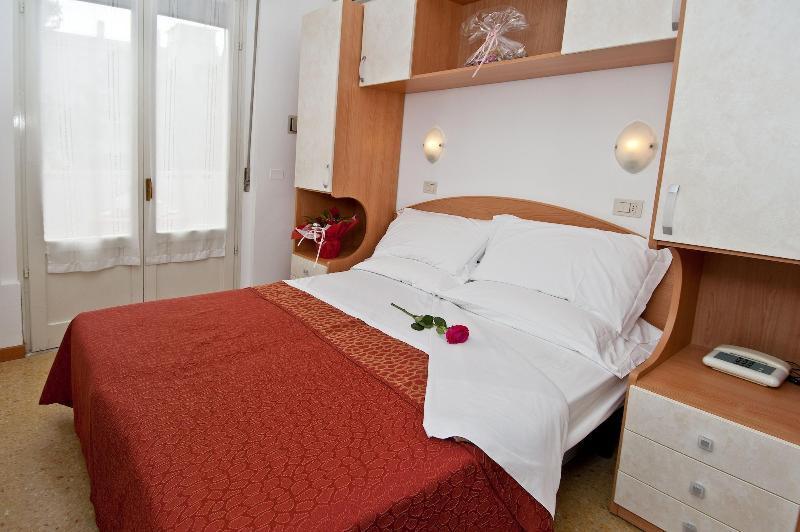 Hotel Chery Milano Marittima Bagian luar foto