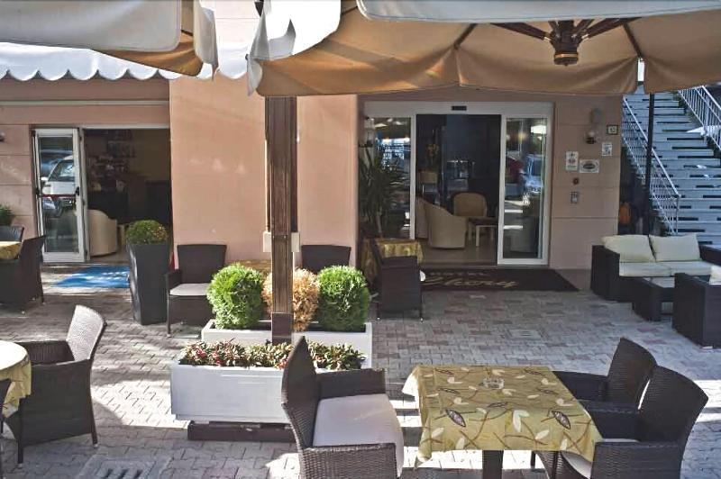 Hotel Chery Milano Marittima Bagian luar foto