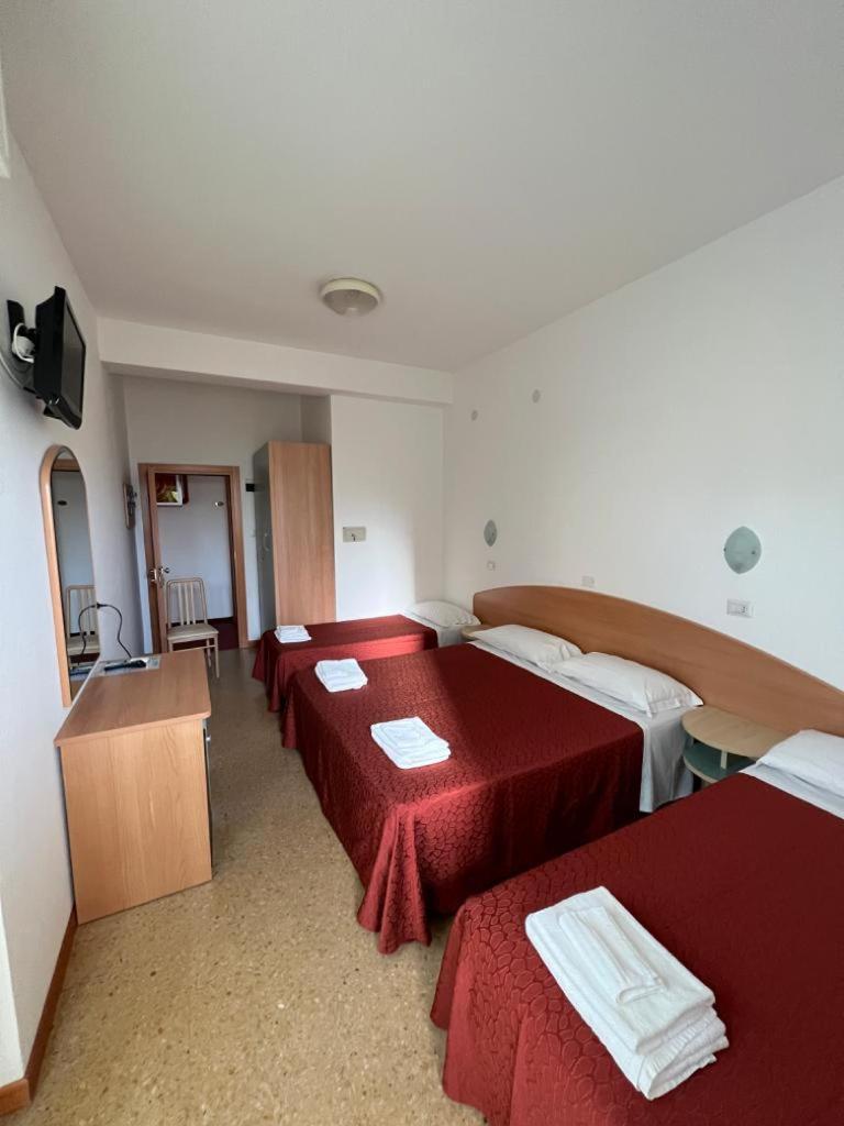 Hotel Chery Milano Marittima Bagian luar foto