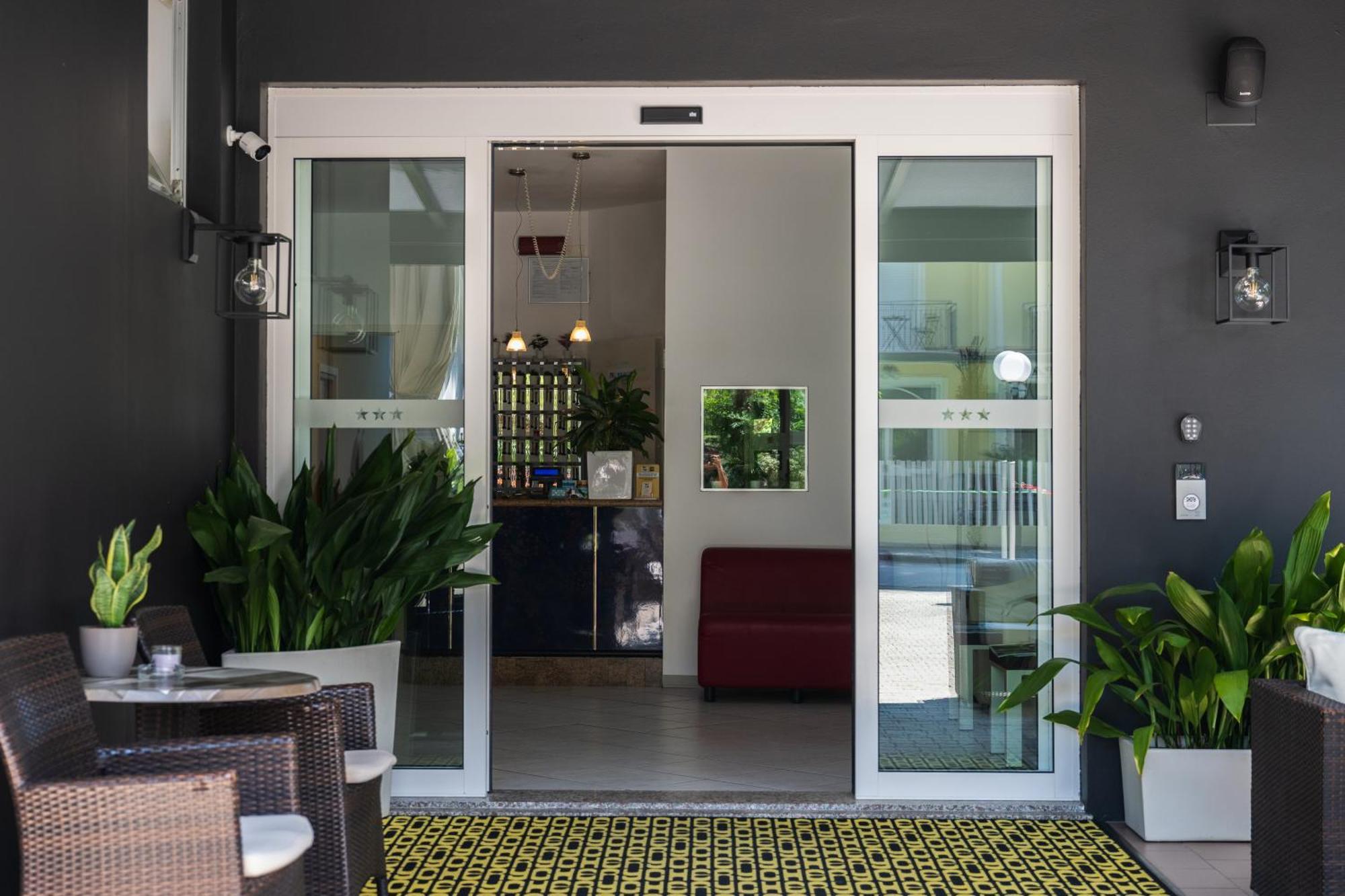 Hotel Chery Milano Marittima Bagian luar foto